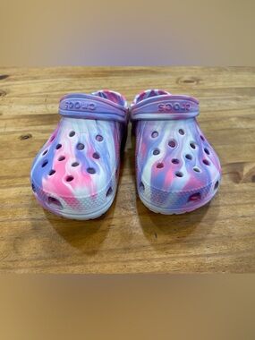 CROCS Kids Tie-Dye Clog in Pink, Purple & White. Glow in the dark